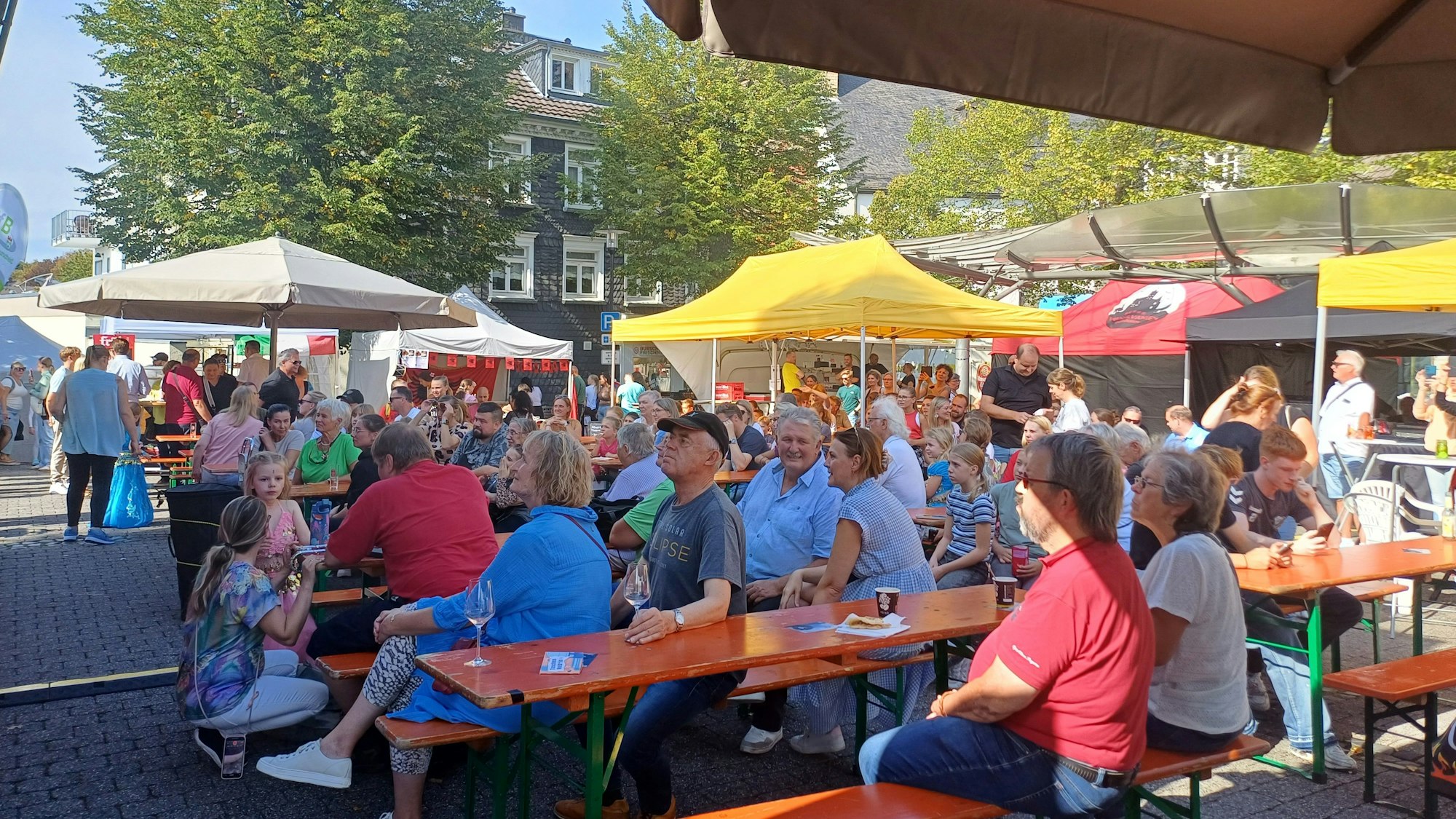 Voll besetzte Bierbänke auf dem Marktplatz