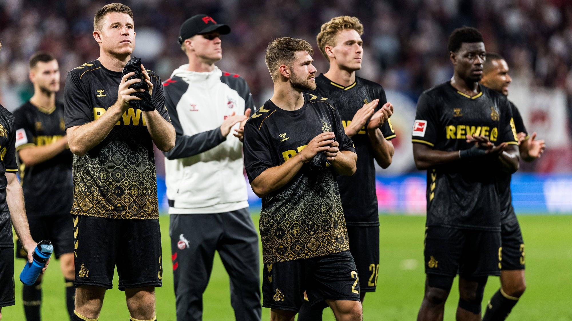Die FC-Profis um Jan Thielmann bedanken sich nach dem Schlusspfiff bei ihren mitgereisten Fans.