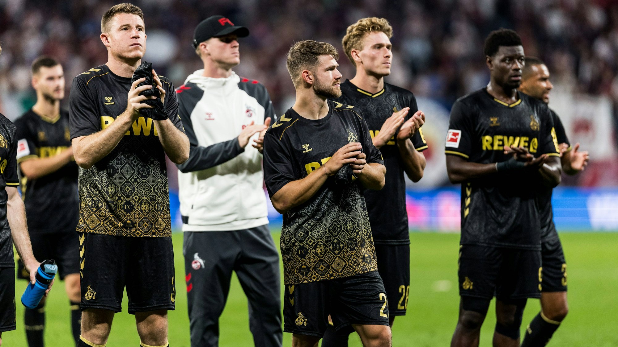 Die FC-Profis um Jan Thielmann bedanken sich nach dem Schlusspfiff bei ihren mitgereisten Fans.