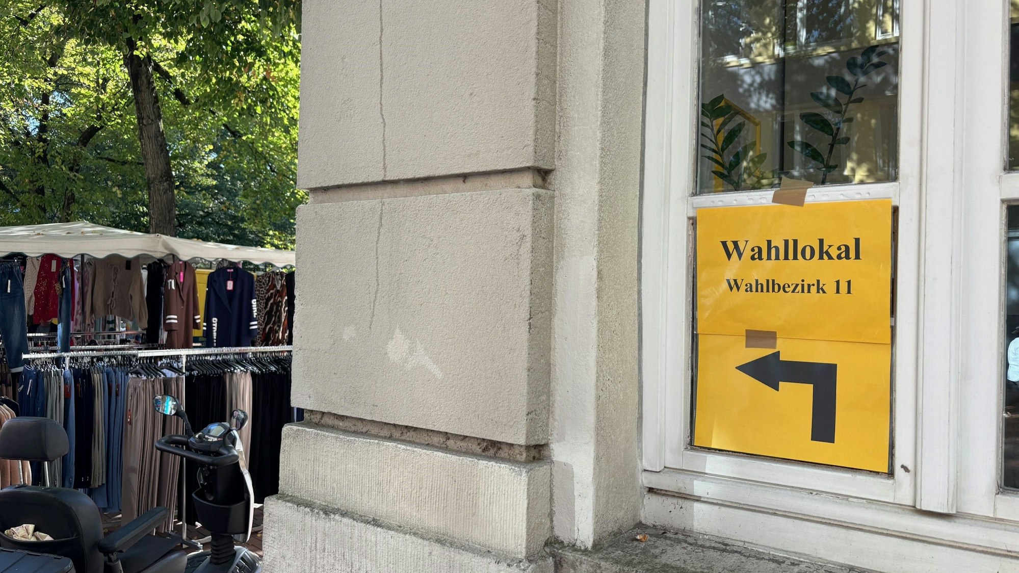 Auf dem Foto ist ein Hinweisschild auf ein Wahllokal in Frechen zu sehen.