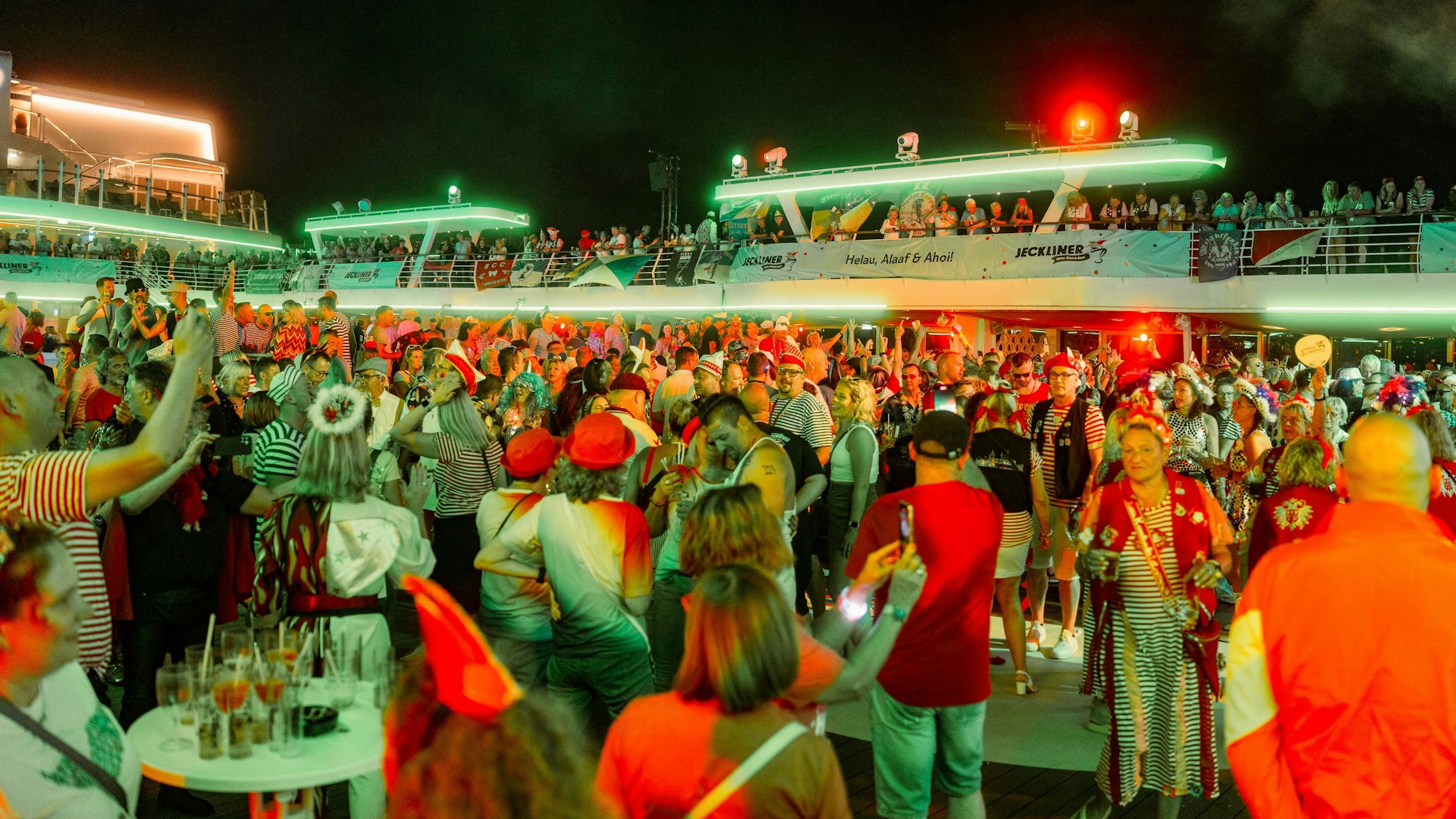 Jecke feiern auf dem Jeckliner im Kostüm.