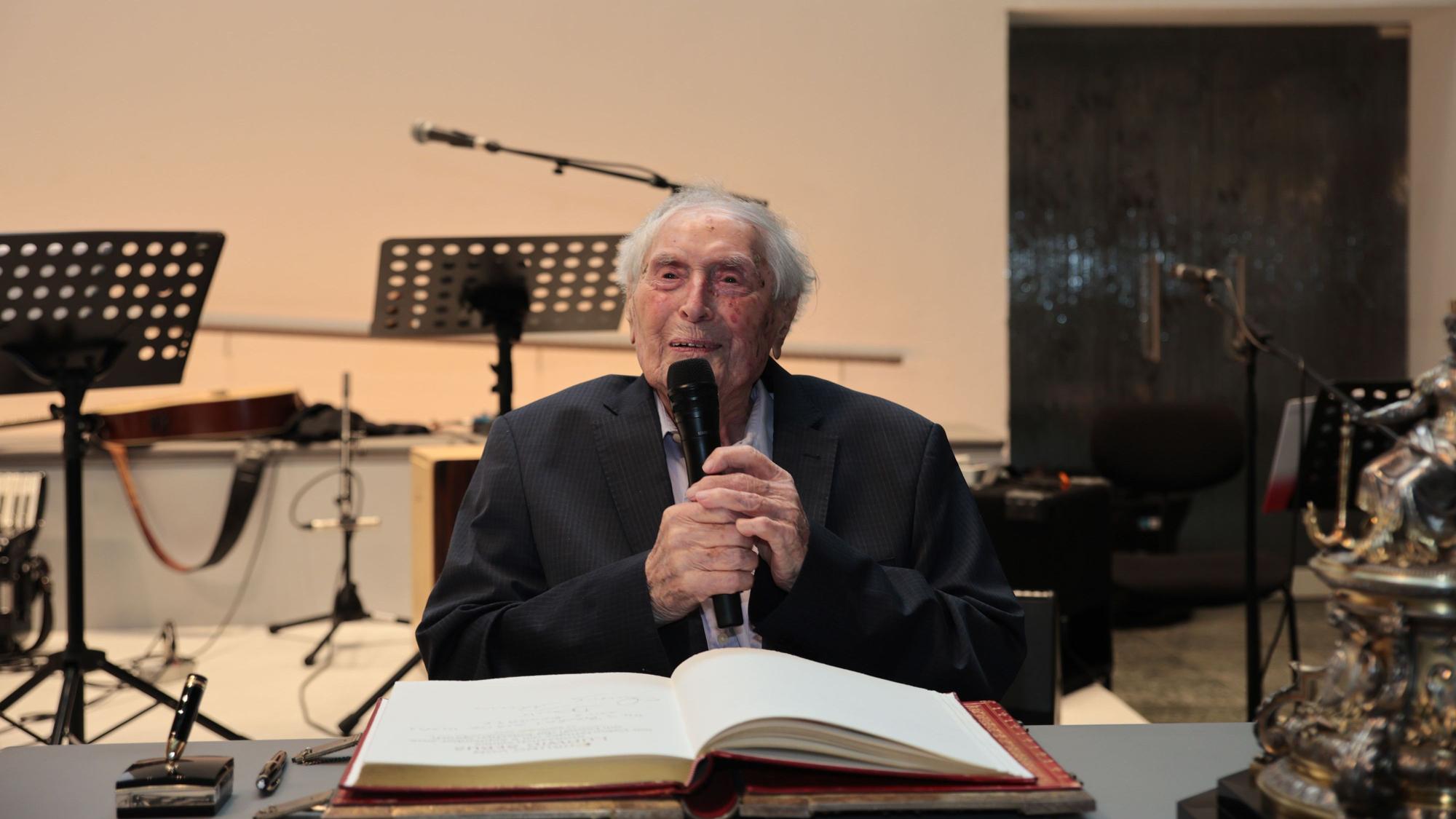 Der 100-jährige Ludwig Sebus wird geehrt und trägt sich in das Goldene Buch der Stadt Köln ein.