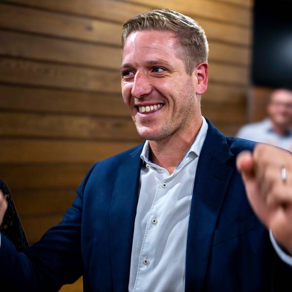 Markus Ramers lacht und setzt zum Jubel über seinen Wahlsieg an.