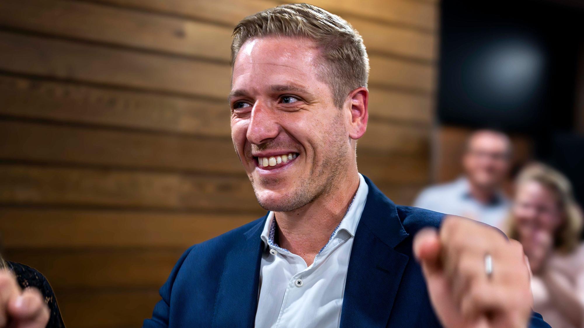 Markus Ramers lacht und setzt zum Jubel über seinen Wahlsieg an.