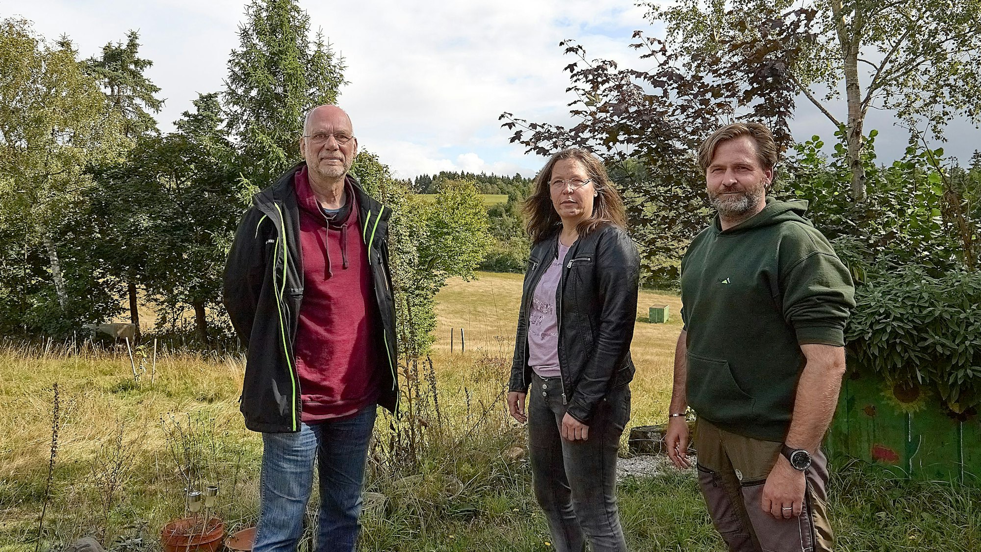 Die drei Genannten vor der Fläche, auf dem ein Windrad errichtet werden soll.
