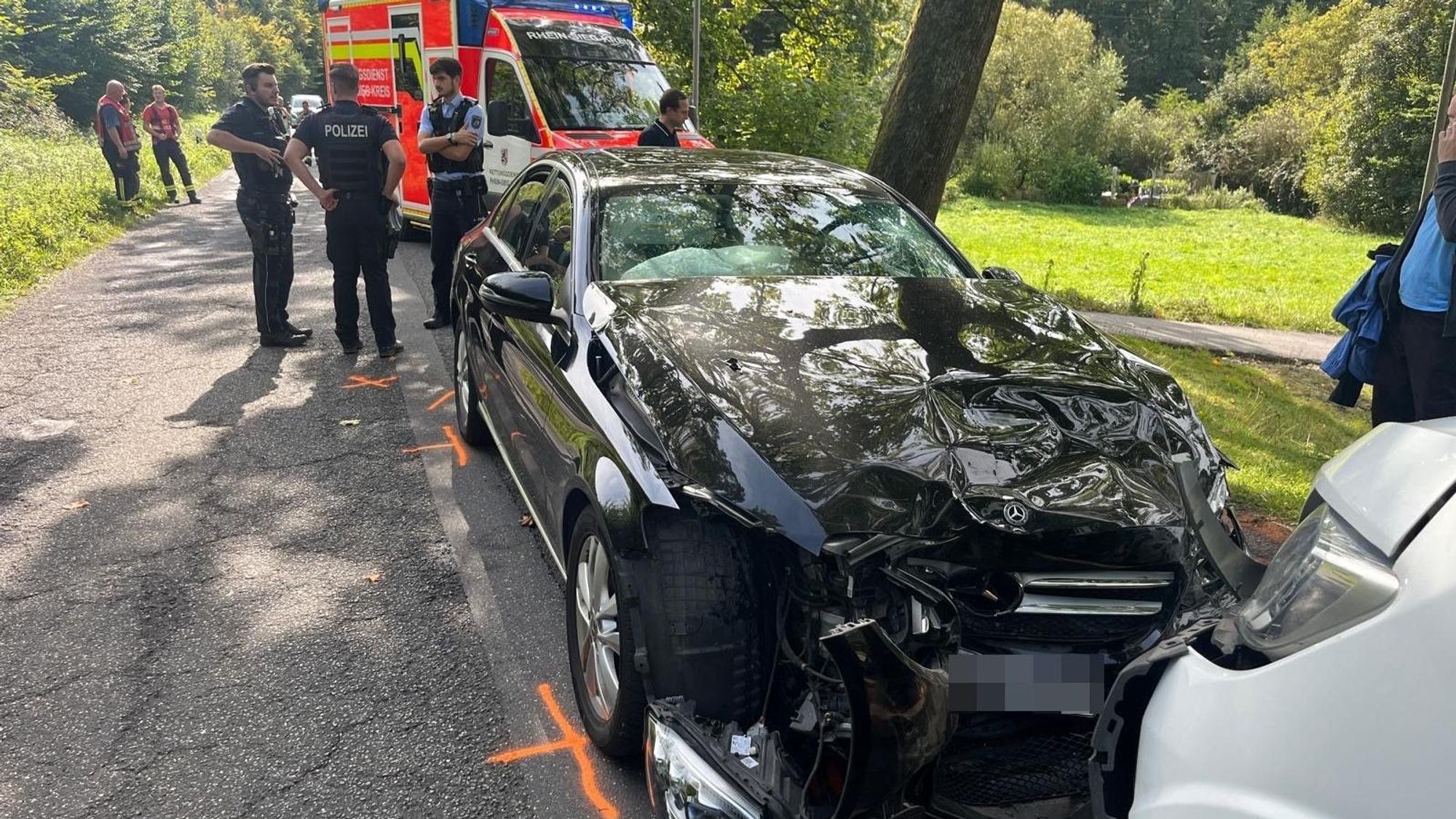Frontal stieß der Mercedes gegen den Kleintransporter. Wie es zu dem Unfall auf der Straße Schloßberg kam, muss die Polizei klären.