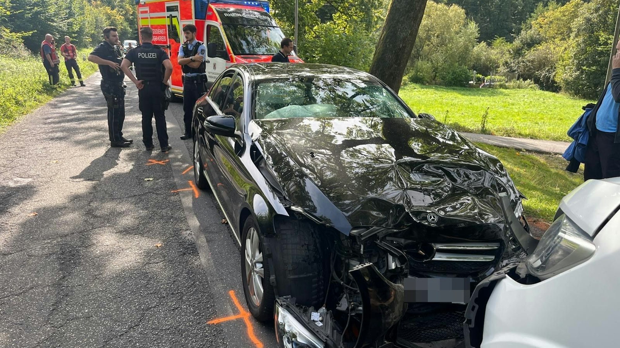 Frontal stieß der Mercedes gegen den Kleintransporter. Wie es zu dem Unfall auf der Straße Schloßberg kam, muss die Polizei klären.