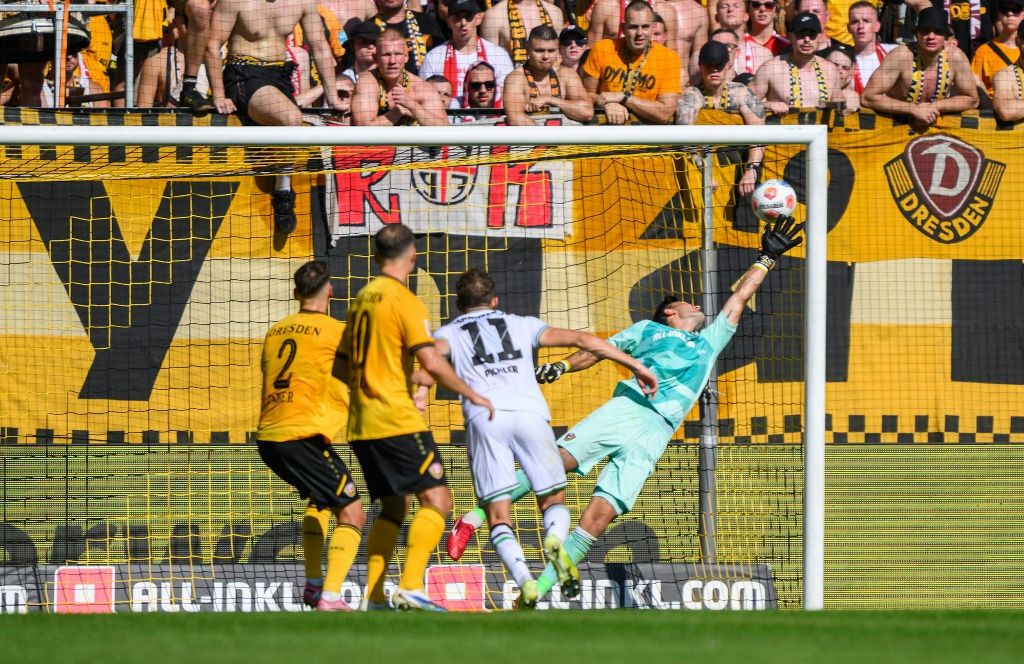 Torwart Tim Schreiber (Dynamo Dresden, r) kann das Tor zum 2:2 nicht verhindern.