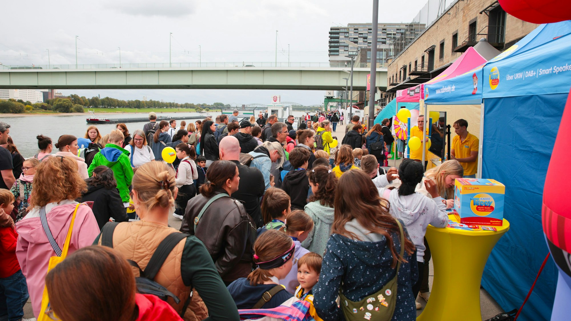 Reges Treiben vor den vielen Ständen am Weltkindertag.
