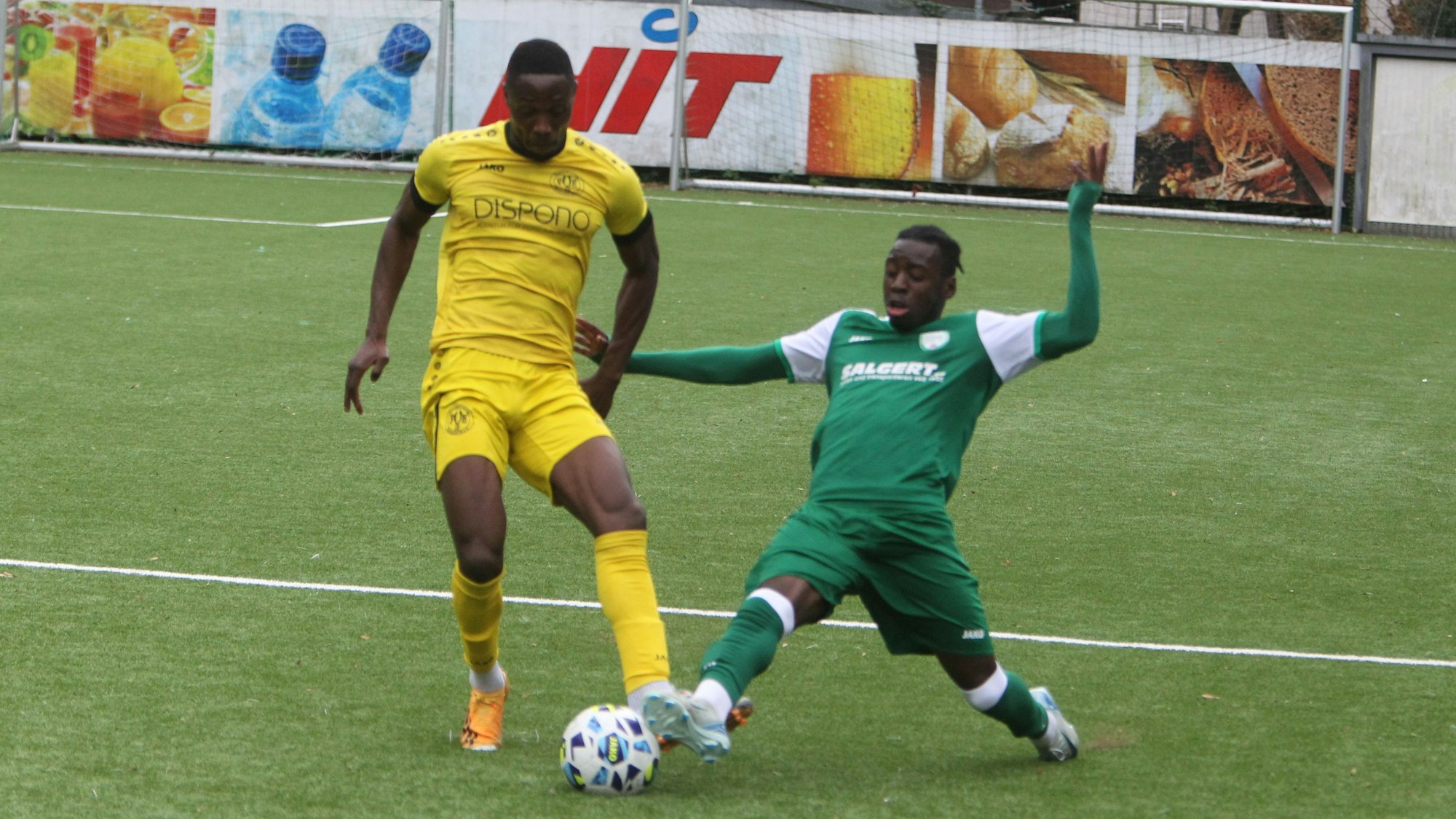 Bad Honnefs Ilias Lelo setzt gegen den Endenicher Saint Batantou zum langen Bein an.