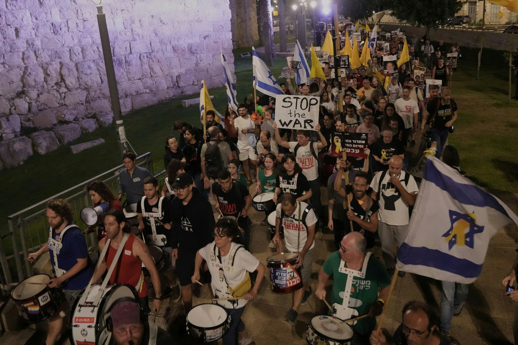 Angehörige der Geiseln werfen der israelischen Regierung vor, die Verschleppten zu opfern.