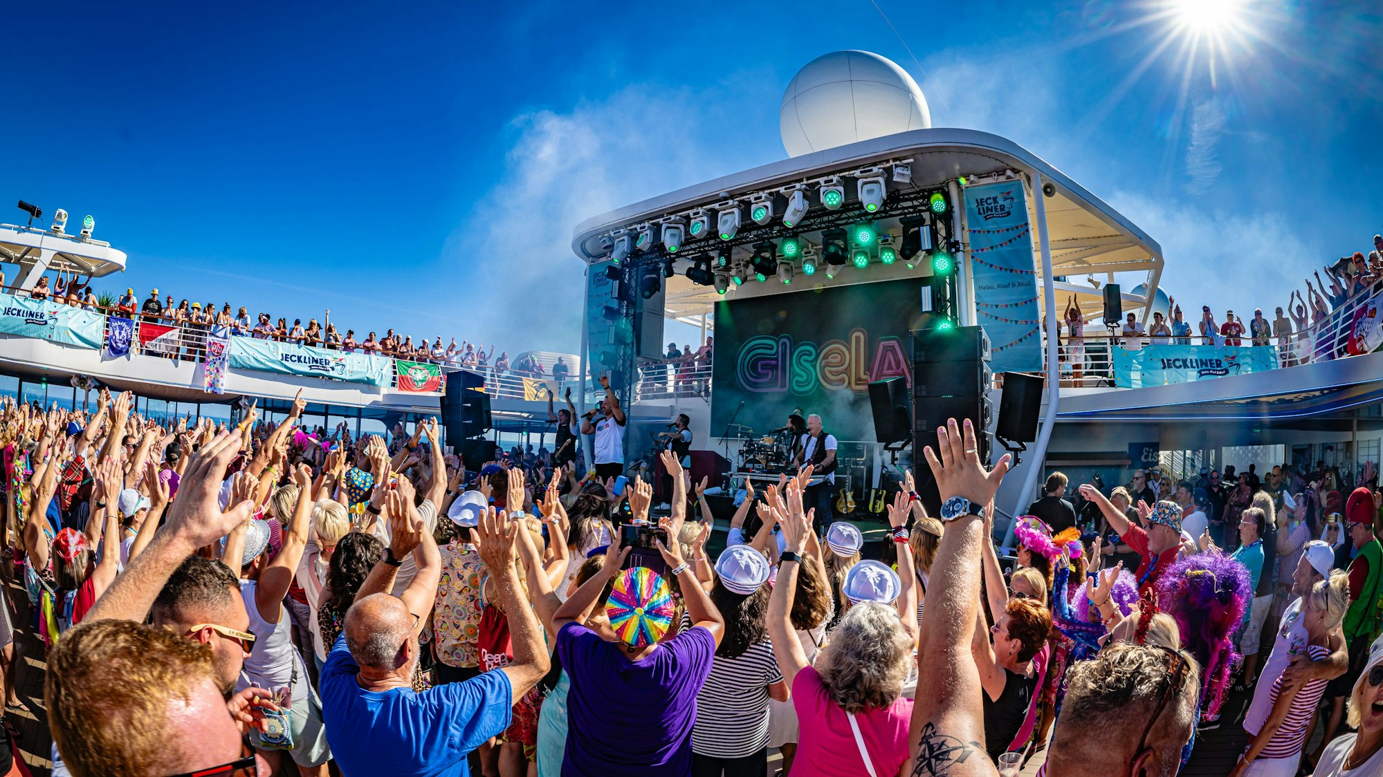 Die Höhner stehen auf der Bühne des Jeckliners.