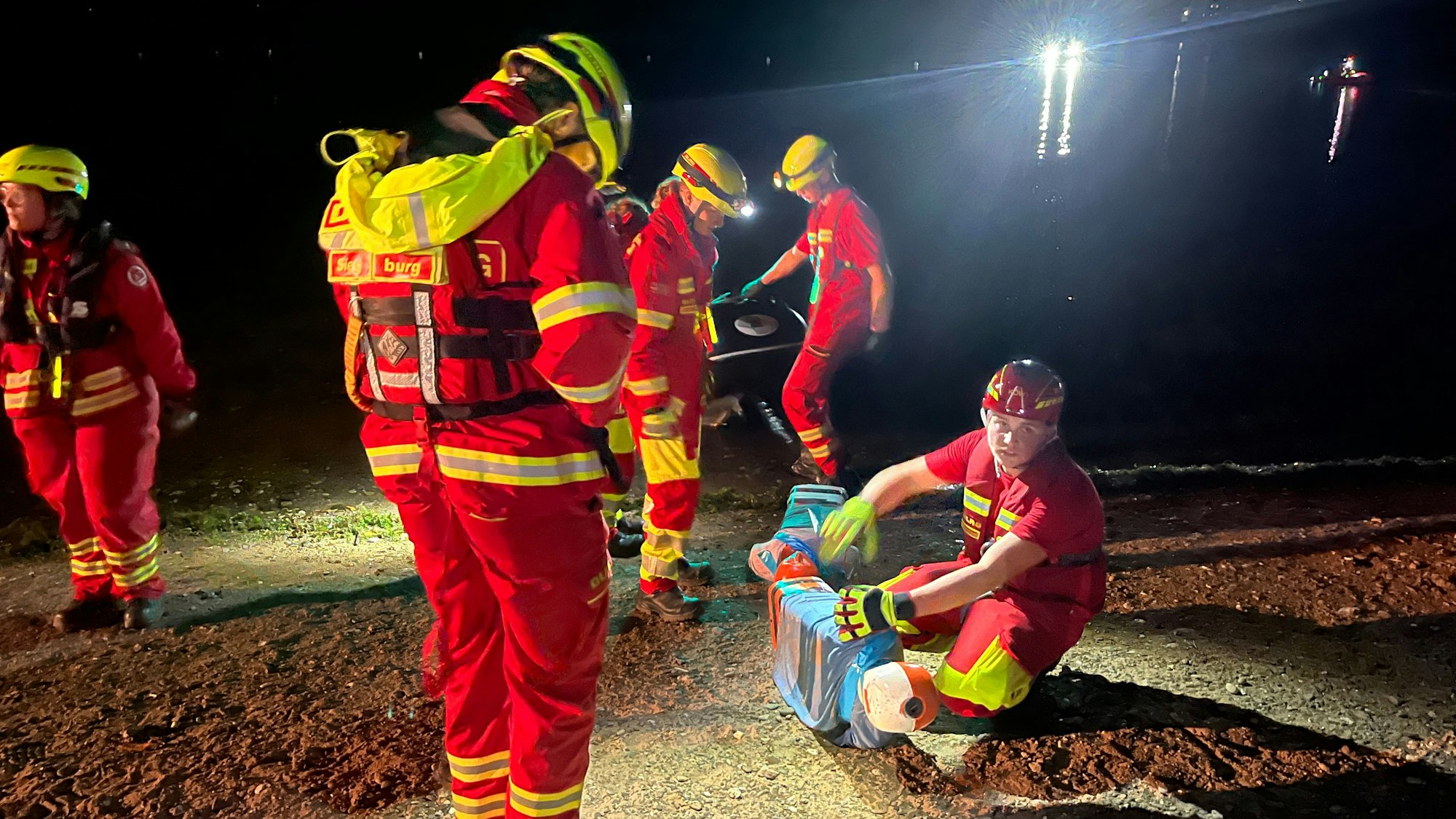 DLRG-Kräfte übernahmen nach der Übergabe an Land die Erstversorgung.