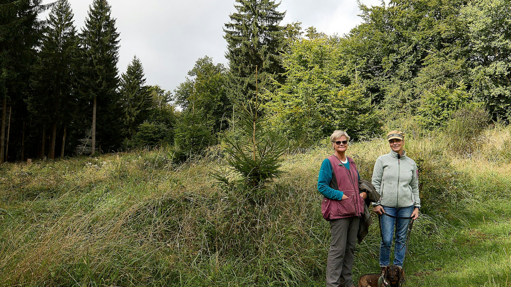 Die beiden Frauen auf der Fläche im Wald, die für ein Windrad vorgesehen ist.