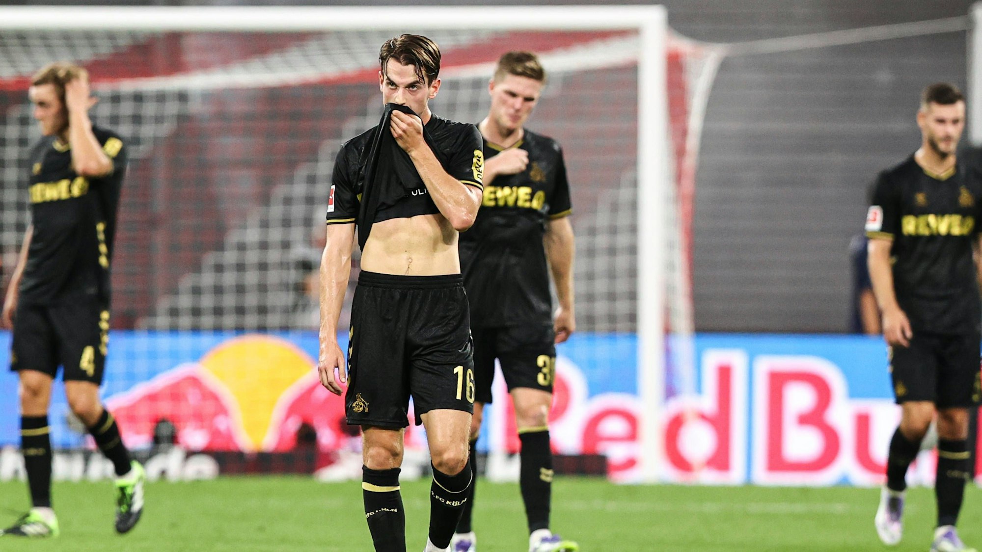 Die Kölner um Jakub Kaminski (Mitte vorne) waren am 20. September 2025 nach dem 1:3-Freistoßtor von RB Leipzig kurz vor der Pause geknickt.