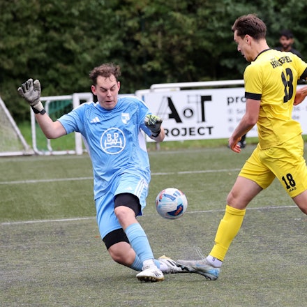 Denys Pinchuk läuft mit dem Ball am Fuß auf den Wiehler Torhüter zu.