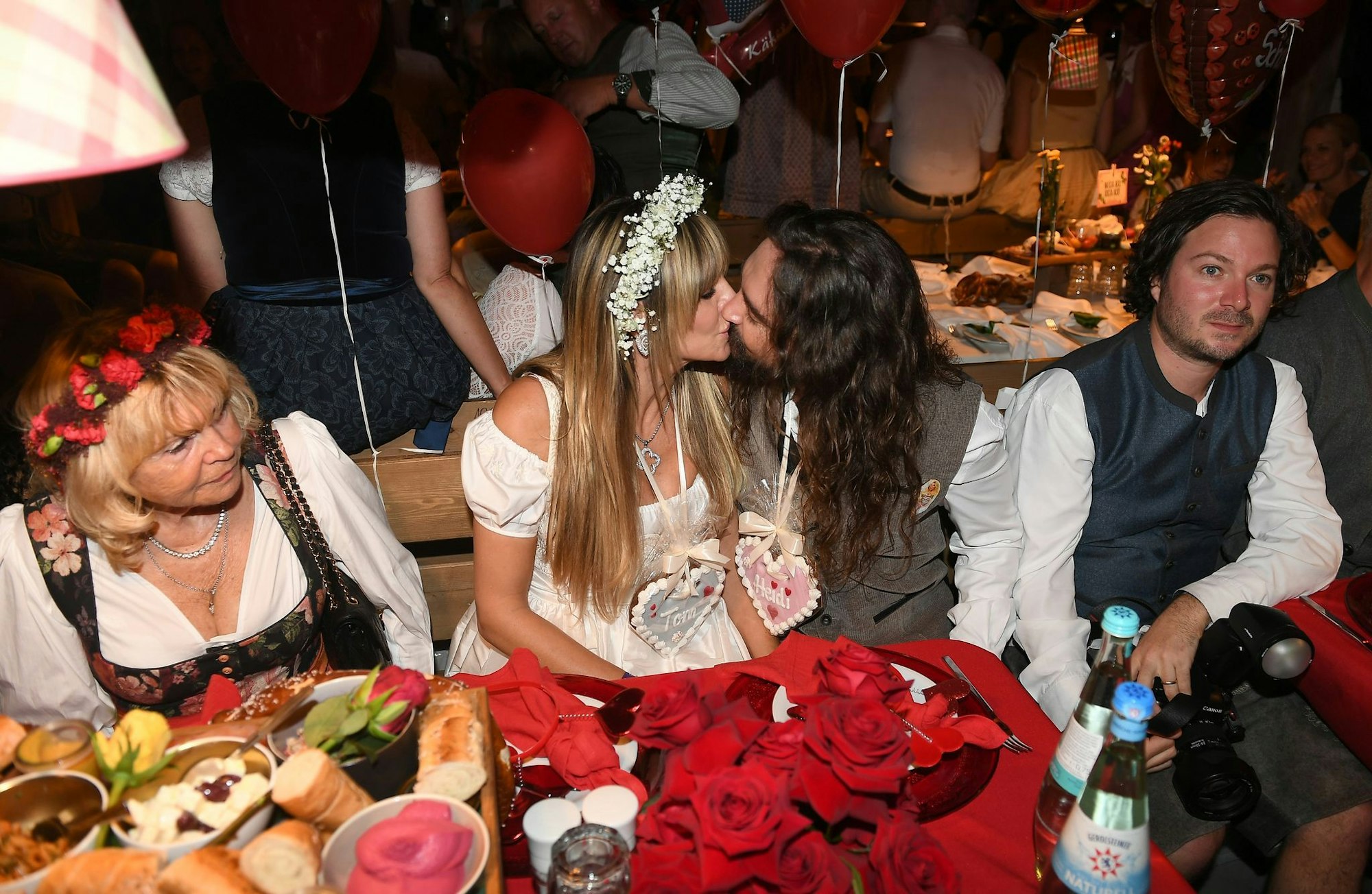 Heidi Klum und Tom Kaulitz knutschen im Käferzelt.