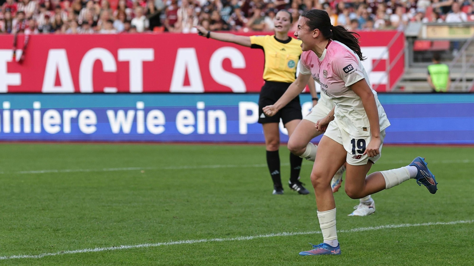21.09.2025 - Fussball - Saison 2025 2026 - 1. Google Pixel Frauen Bundesliga - 03. Spieltag: 1. FC Nürnberg FCN Club Clubfrauen - Bayer 04 Leverkusen - Sportfoto Zink / DaMa - xdaxma - Jubel / Freude / Torjubel nach Tor zum 0:1 - Loreen Bender 19, Bayer 04 Leverkusen und Mannschaft / Team jubelt freut sich - Torschütze: Loreen Bender 19, Bayer 04 Leverkusen *** 21 09 2025 Soccer season 2025 2026 1 Google Pixel Women Bundesliga 03 Matchday 1 FC Nürnberg FCN Club Clubfrauen Bayer 04 Leverkusen Sportfoto Zink DaMa xdaxma Jubel Freude Torjubel nach Tor zum 0 1 Loreen Bender 19, Bayer 04 Leverkusen und Mannschaft Team jubelt freue sich Torschütze Loreen Bender 19, Bayer 04 Leverkusen