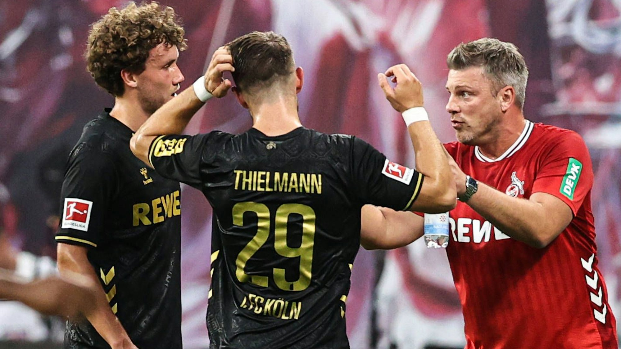 Trainer Lukas Kwasniok diskutiert mit Luca Waldschmidt und Jan Thielmann.