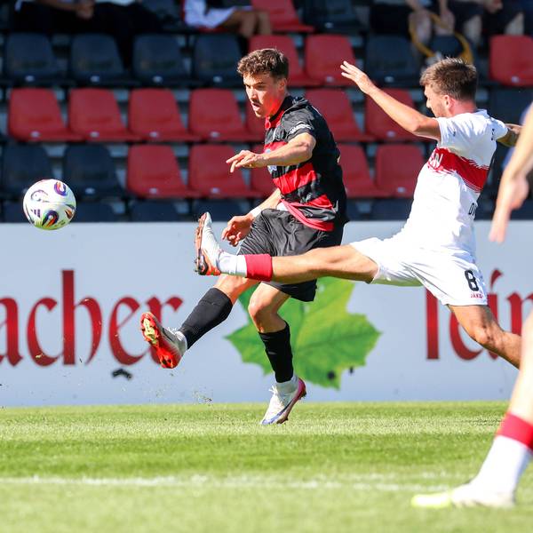 20.09.2025, Deutschland, Großaspach, Fußball 3. Liga, Saison 2025/2026, Fußball VfB Stuttgart II vs. Viktoria Köln, v.l. Leonhard Münst Köln, Samuele Di Benedetto VfB *** 20 09 2025, Germany, Großaspach, Soccer 3 Liga, Season 2025 2026, Soccer VfB Stuttgart II vs Viktoria Köln, v l Leonhard Münst Köln , Samuele Di Benedetto VfB