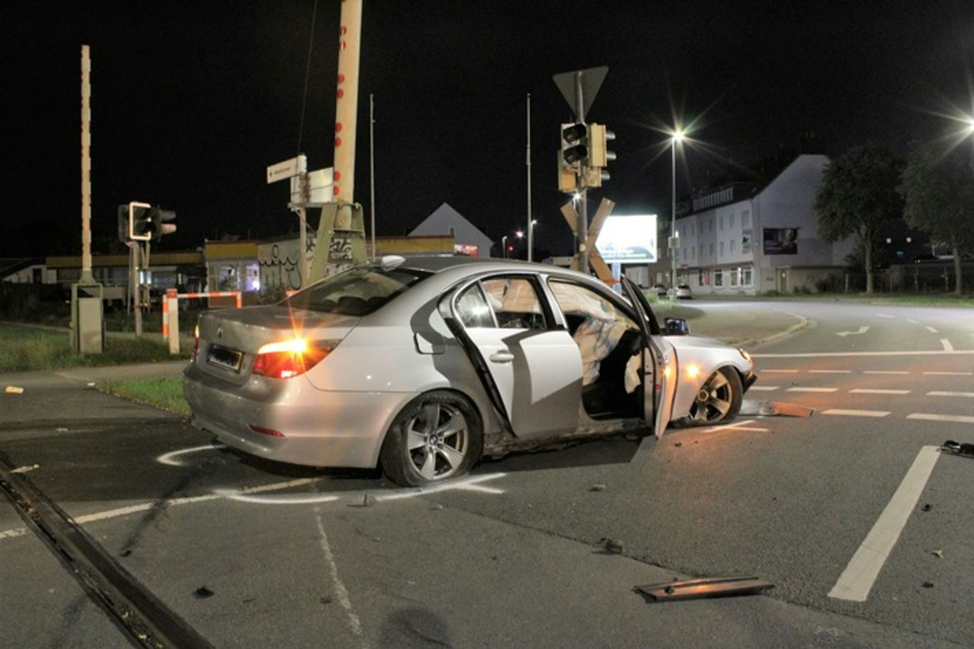 Bevor der Wagen mit der Schrankenanlage auf einer Mittelinsel kollidierte, soll er sich nach Zeugenangaben ein verbotenes Autorennen mit einem weiteren Auto geliefert haben.