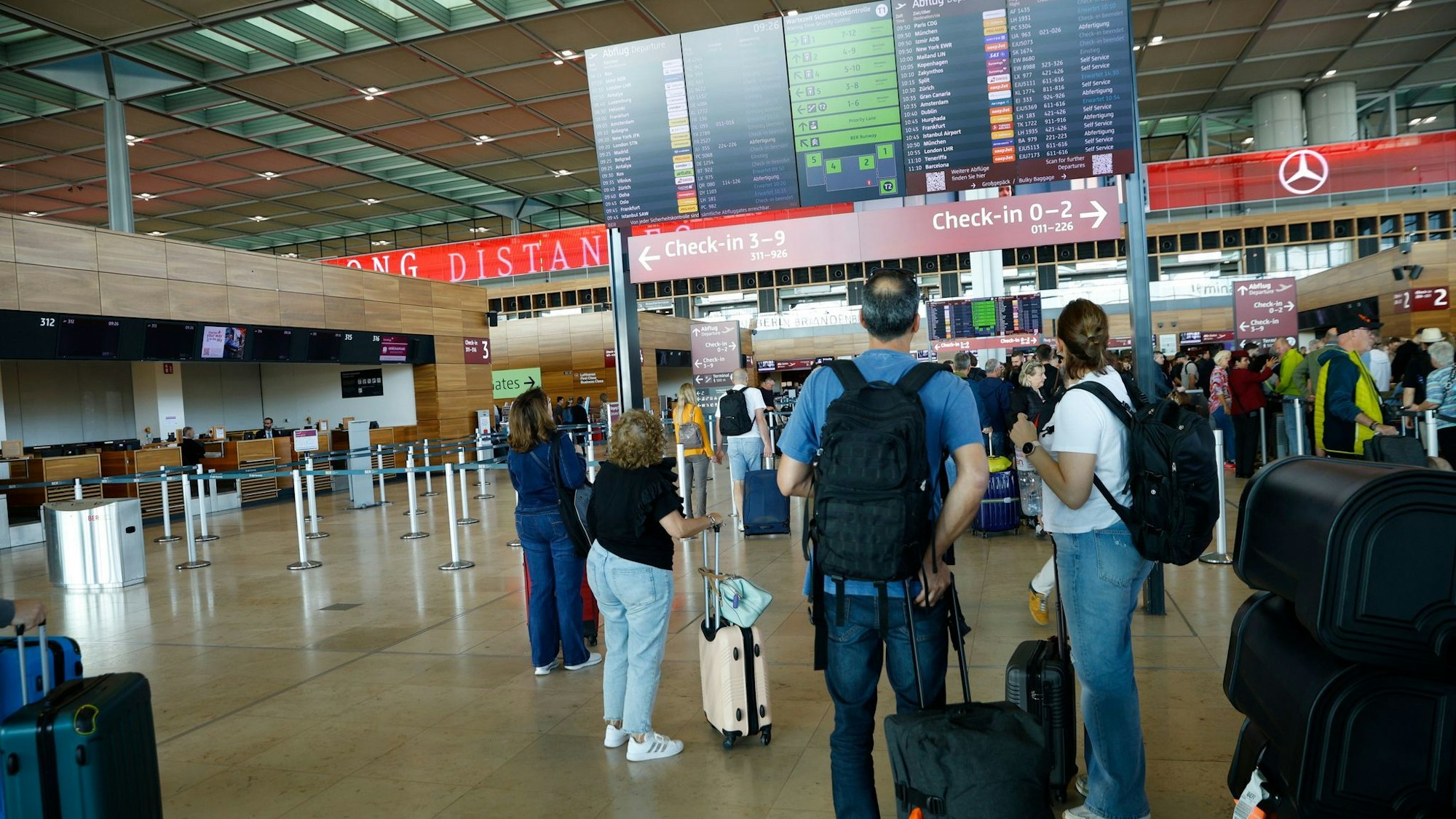 Passagiere müssen am Flughafen BER Geduld mitbringen.