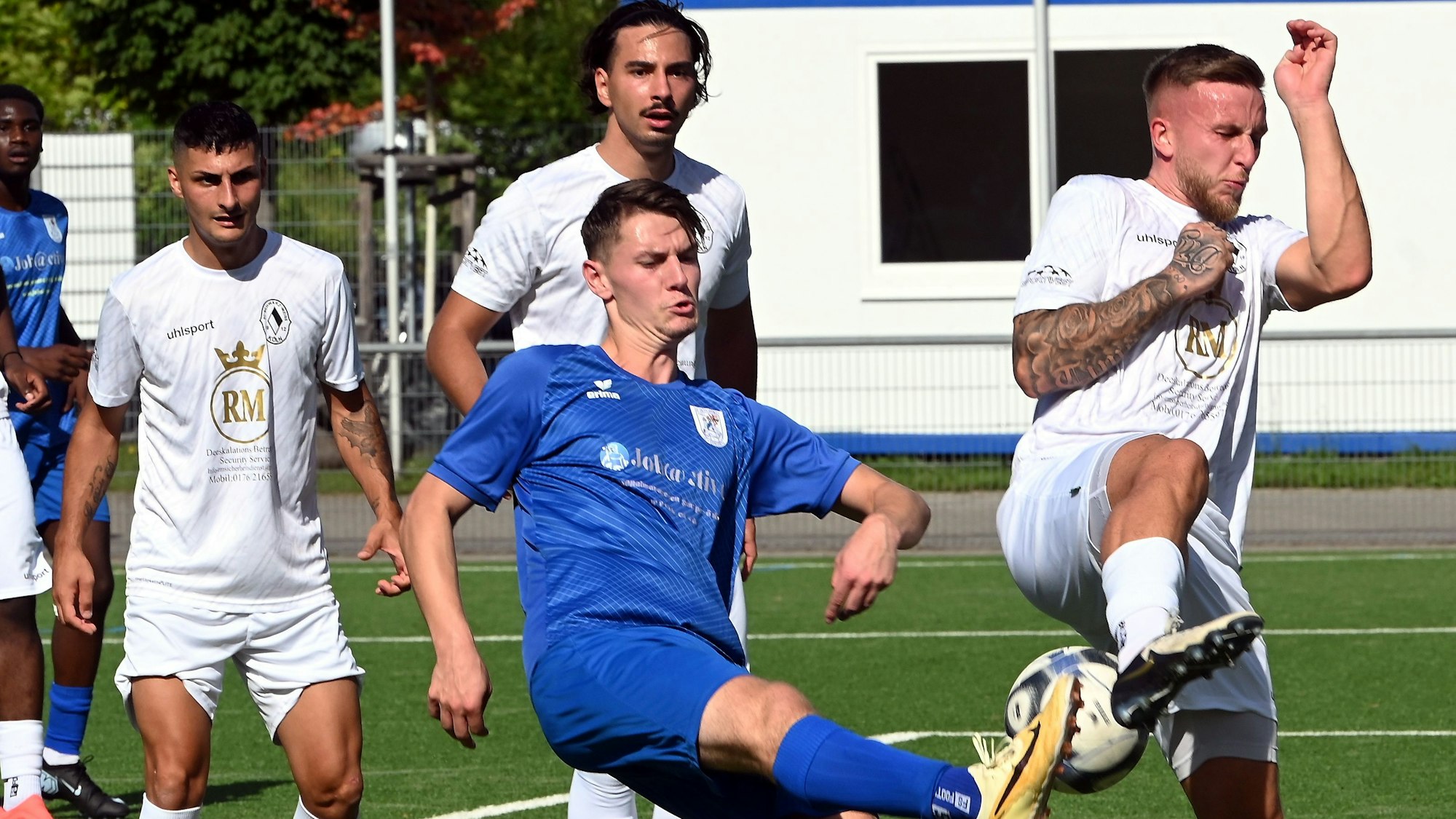 07.09.2025, Fussball-Bergfried Leverkiusen-SW Köln
mitte: Jan Fromke (Leverkusen)
rechts: Marc Bendig (Köln)
Foto: Uli Herhaus