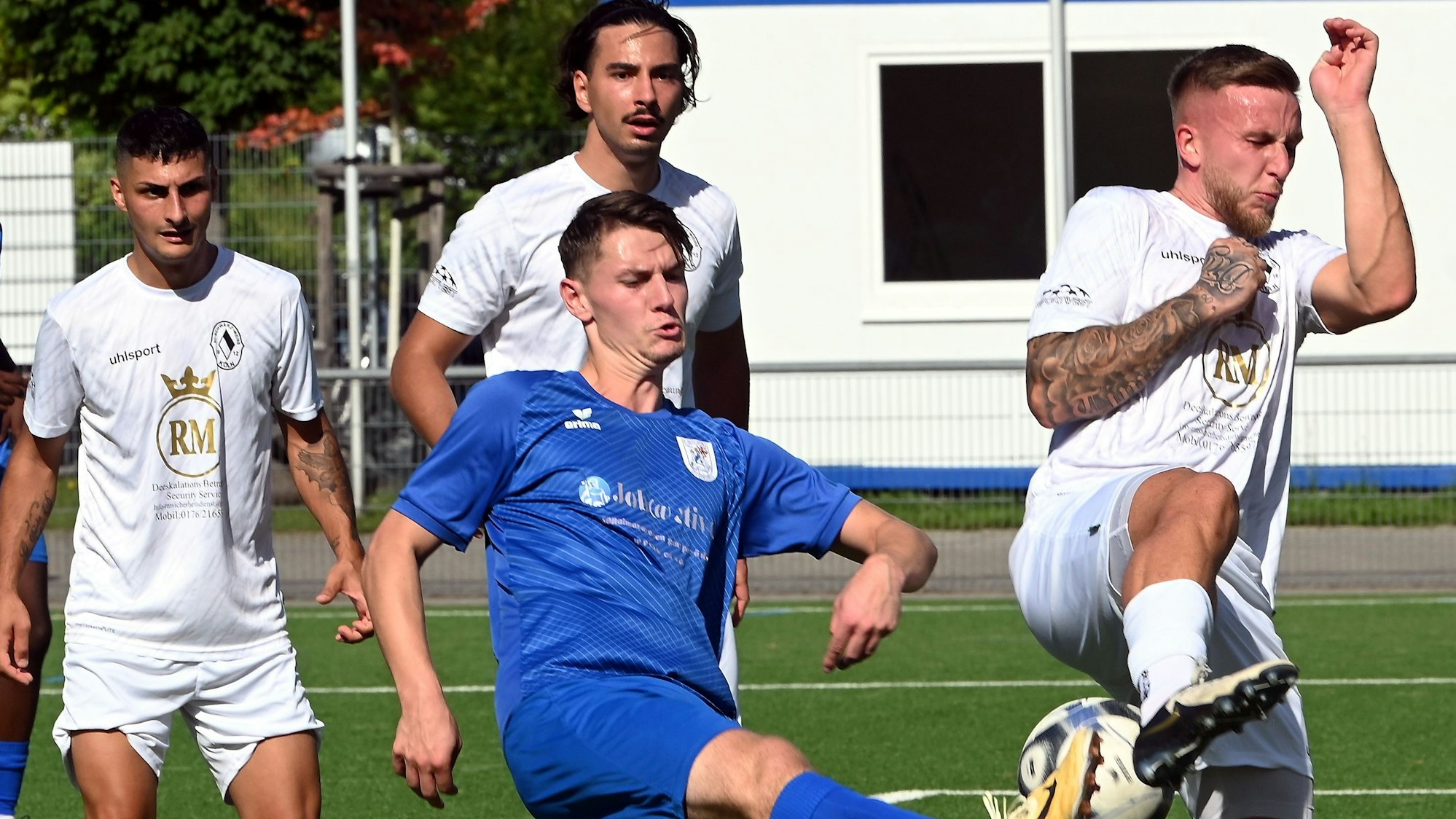 07.09.2025, Fussball-Bergfried Leverkiusen-SW Köln
mitte: Jan Fromke (Leverkusen)
rechts: Marc Bendig (Köln)
Foto: Uli Herhaus
