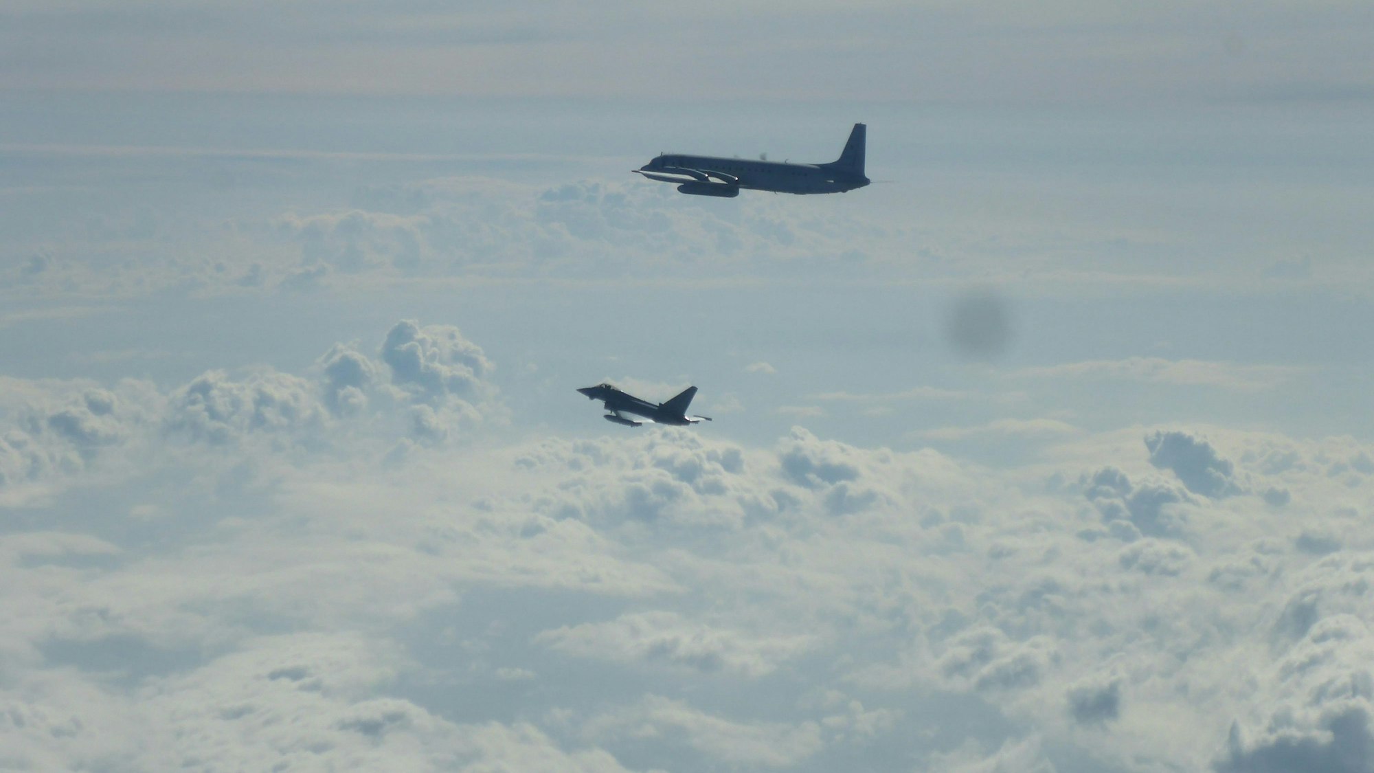 Ein Eurofighter und ein russisches Flugzeug fliegen im August 2025 über der Ostsee.
