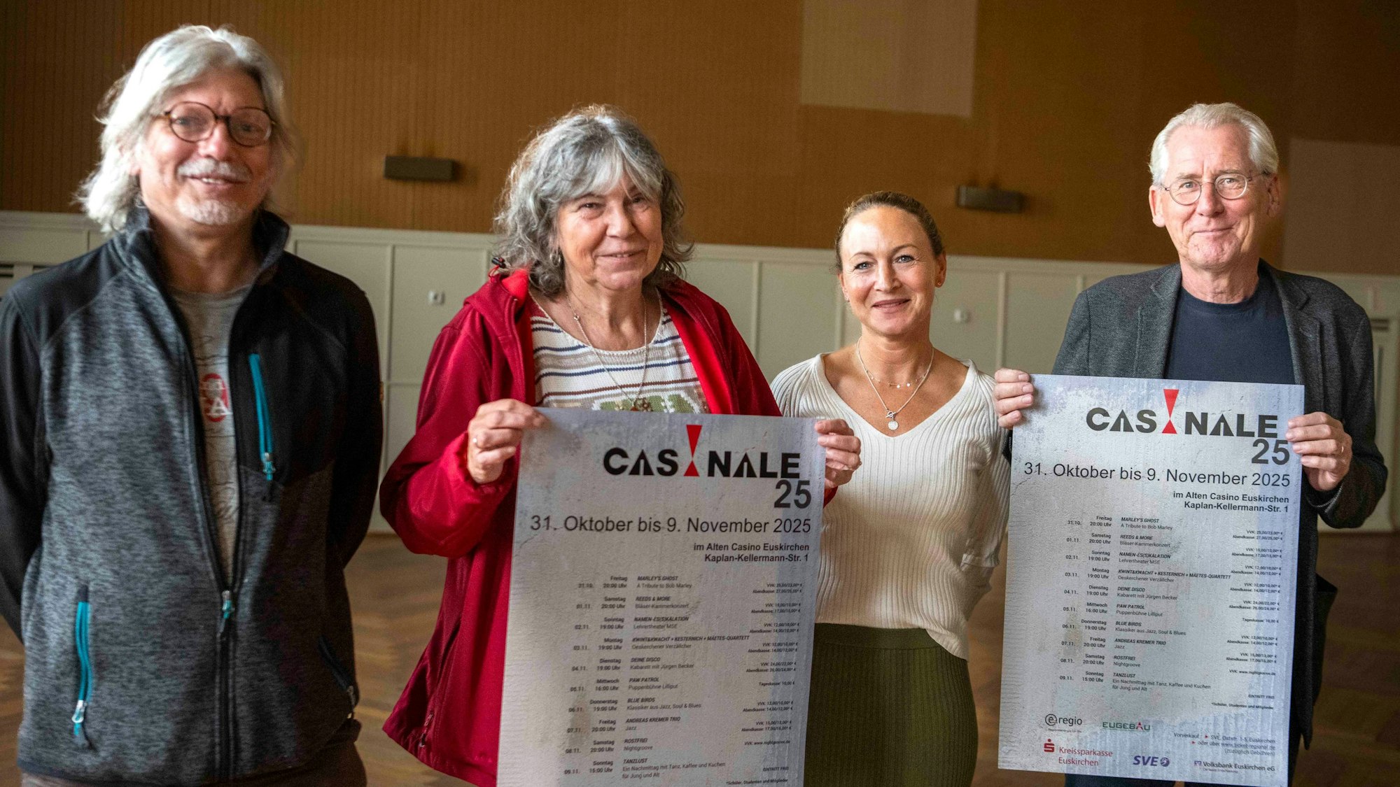 Zwei Männer und zwei Frauen präsentieren die Programm-Plakate der Casinale 25.