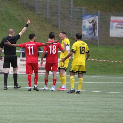 Spichs Philip Weidlein sieht in der 41. Minute wegen einer Tätlichkeit die Rote Karte.