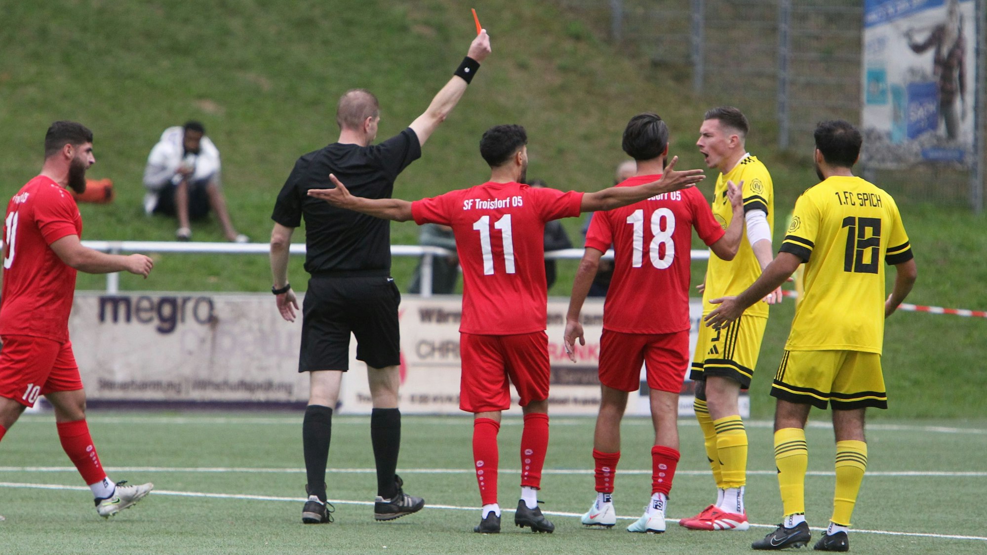 Spichs Philip Weidlein sieht in der 41. Minute wegen einer Tätlichkeit die Rote Karte.