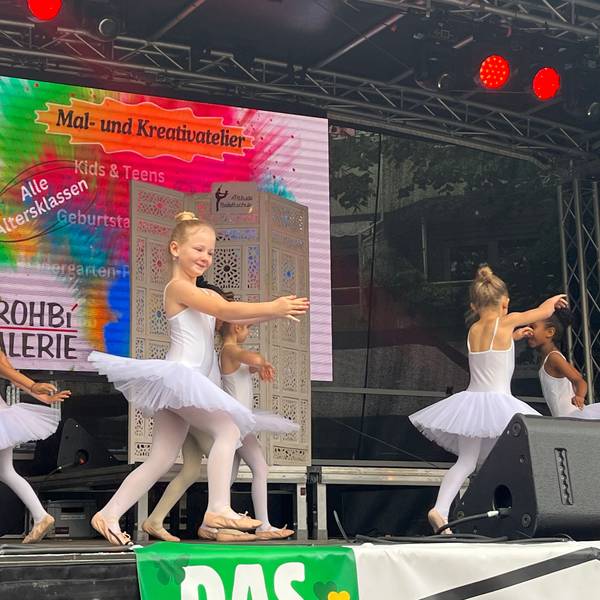 Kinder der Tanzschule Attitude auf der Bühne