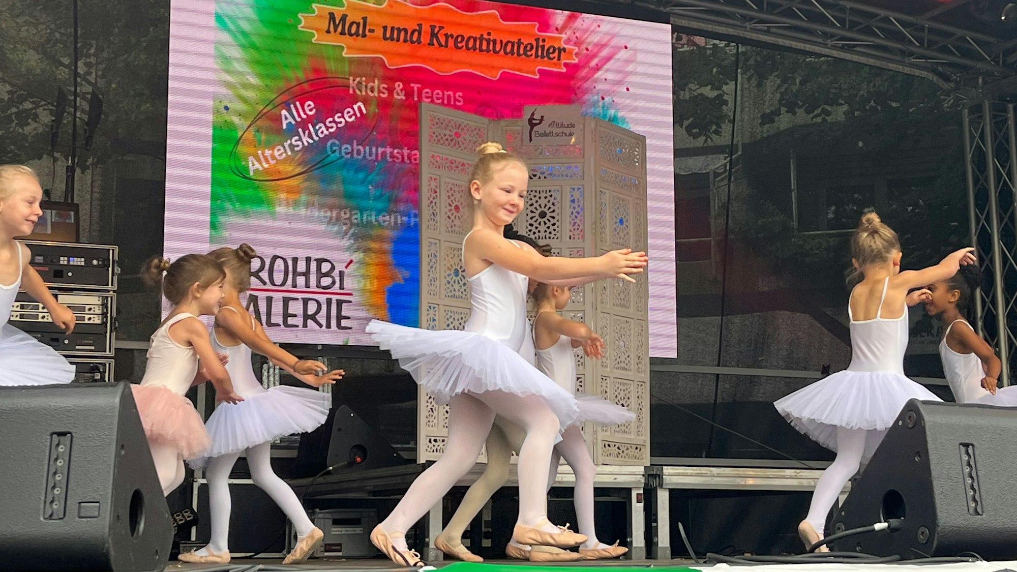 Kinder der Tanzschule Attitude auf der Bühne