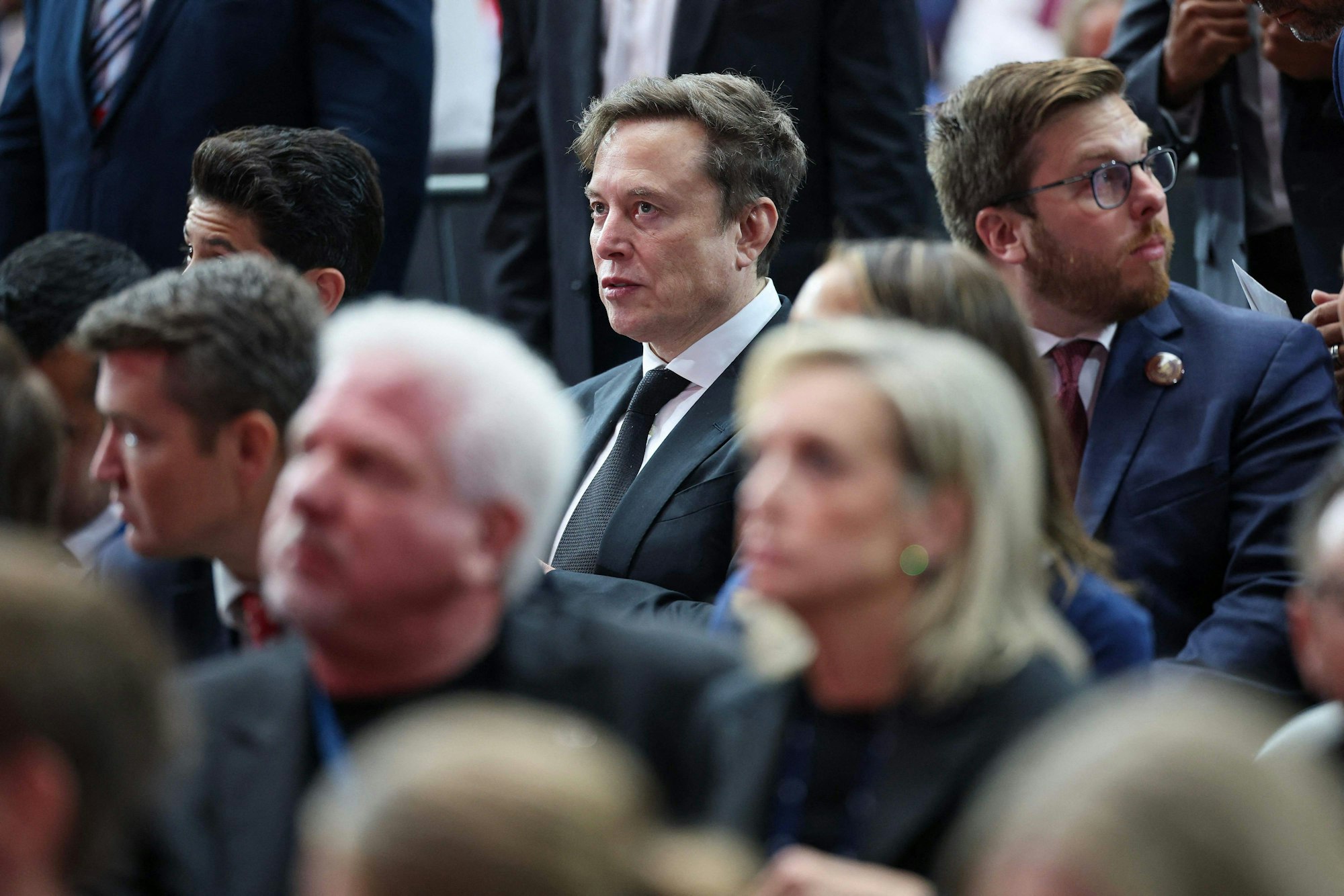 Elon Musk zwischen anderen Trauergästen.