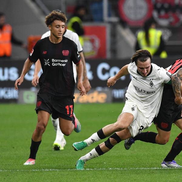 Alejandro Grimaldo von Leverkusen im Zweikampf mit Rocco Reitz von Borussia Mönchengladbach.
