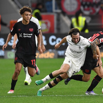 Alejandro Grimaldo von Leverkusen im Zweikampf mit Rocco Reitz von Borussia Mönchengladbach.