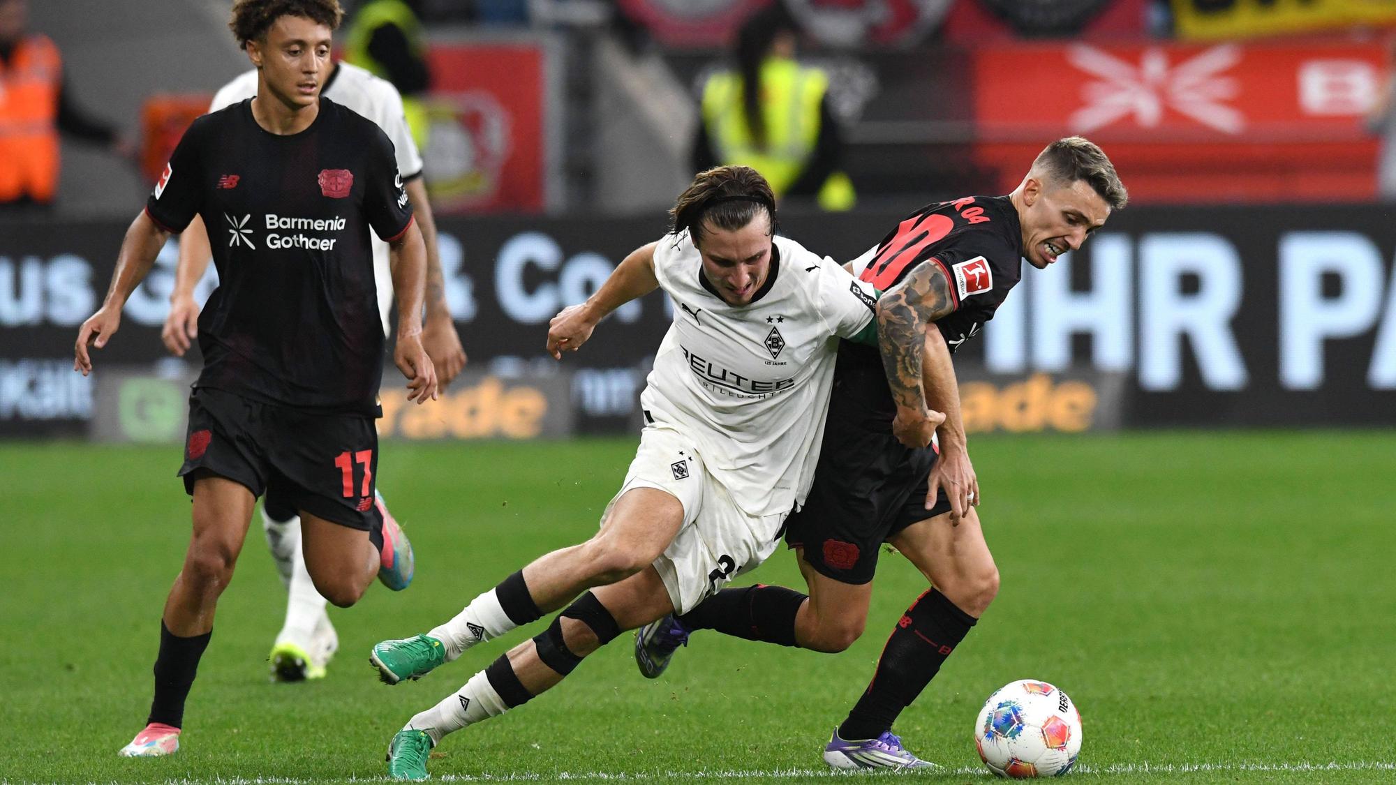 Alejandro Grimaldo von Leverkusen im Zweikampf mit Rocco Reitz von Borussia Mönchengladbach.