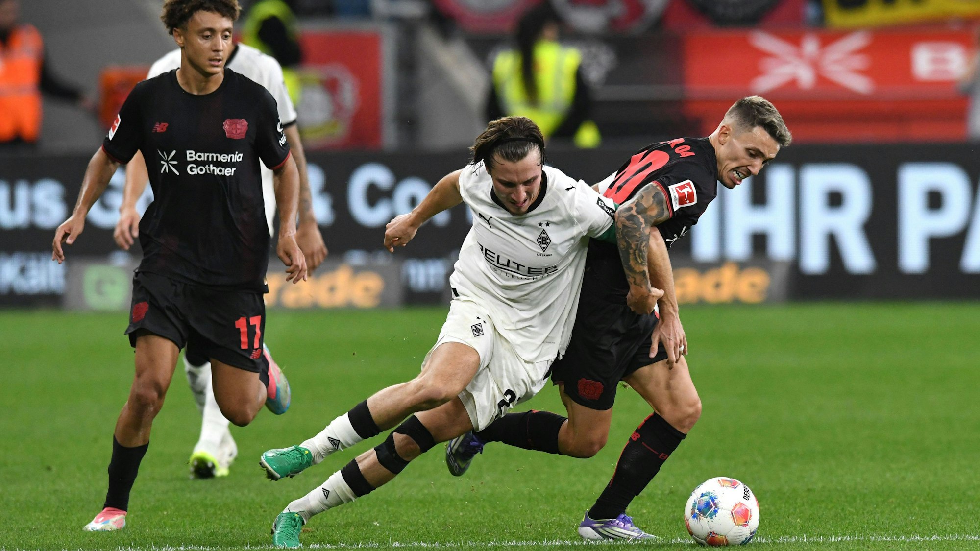 Alejandro Grimaldo von Leverkusen im Zweikampf mit Rocco Reitz von Borussia Mönchengladbach.