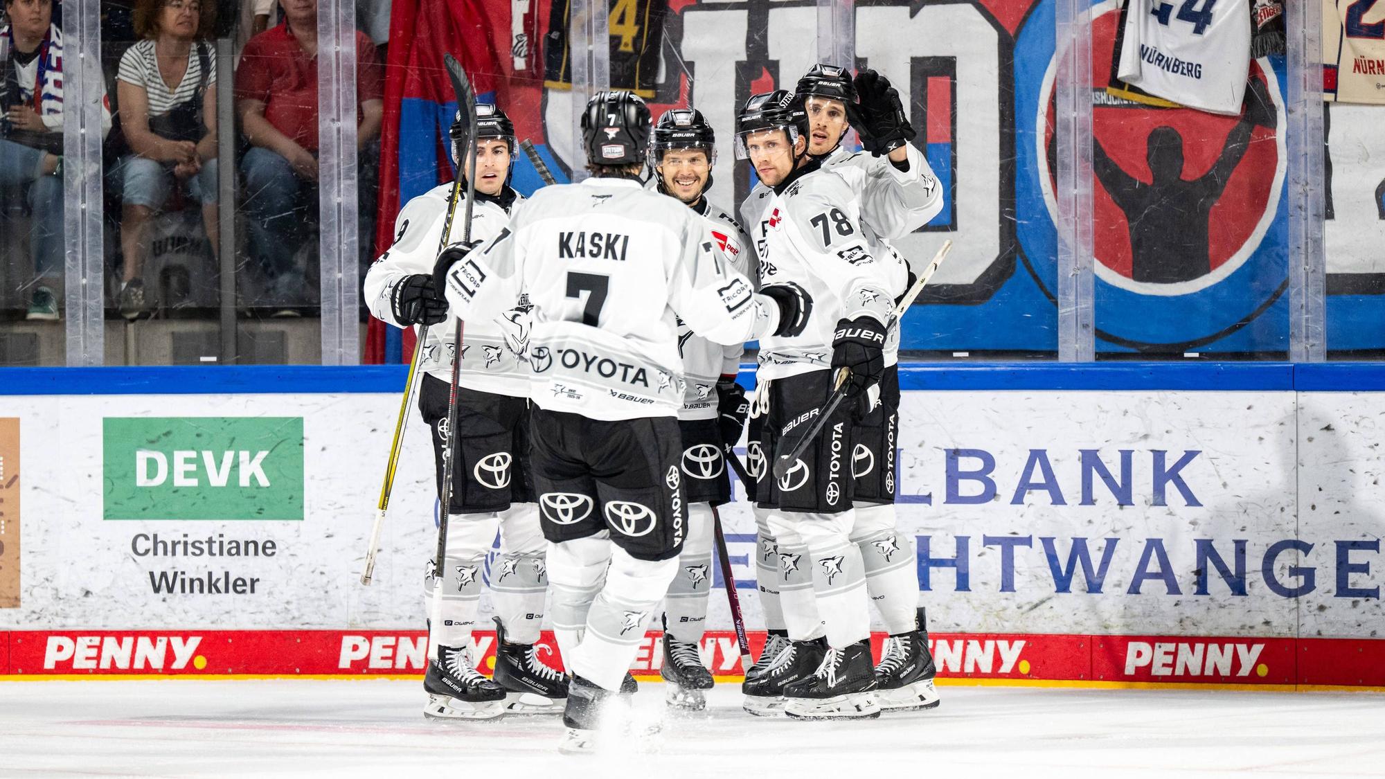 21.09.2025 - Eishockey - Saison 2025 2026 - Penny DEL - Nürnberg Ice Tigers Icetigers - Kölner Haie Köln - / ThHa - xthxhax - Torjubel, Freude, Jubel Louis Marc Aubry 15, Kölner Haie und Teamkollegen *** 21 09 2025 Ice field hockey season 2025 2026 Penny DEL Nuremberg Ice Tigers Icetigers Cologne Sharks Cologne ThHa xthxhax Goal celebration, joy, jubilation Louis Marc Aubry 15, Cologne Sharks and teammates