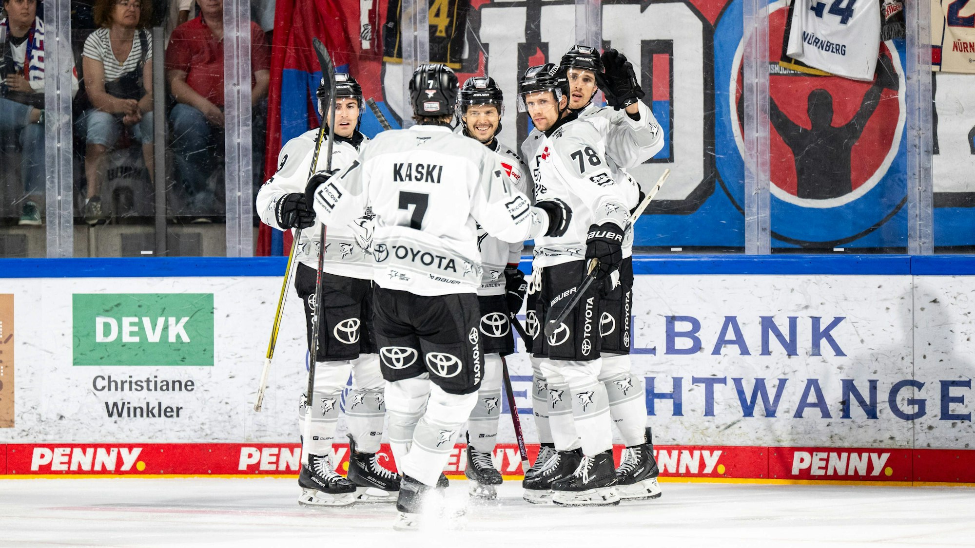 21.09.2025 - Eishockey - Saison 2025 2026 - Penny DEL - Nürnberg Ice Tigers Icetigers - Kölner Haie Köln - / ThHa - xthxhax - Torjubel, Freude, Jubel Louis Marc Aubry 15, Kölner Haie und Teamkollegen *** 21 09 2025 Ice field hockey season 2025 2026 Penny DEL Nuremberg Ice Tigers Icetigers Cologne Sharks Cologne ThHa xthxhax Goal celebration, joy, jubilation Louis Marc Aubry 15, Cologne Sharks and teammates