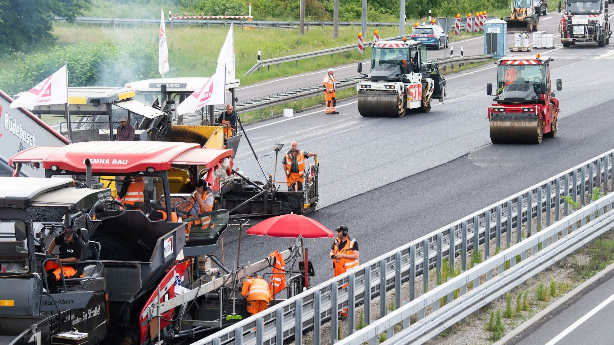 Für die Erneuerung der Fahrbahn muss die A44 für mehrere Tage gesperrt werden. (Symbolbild)