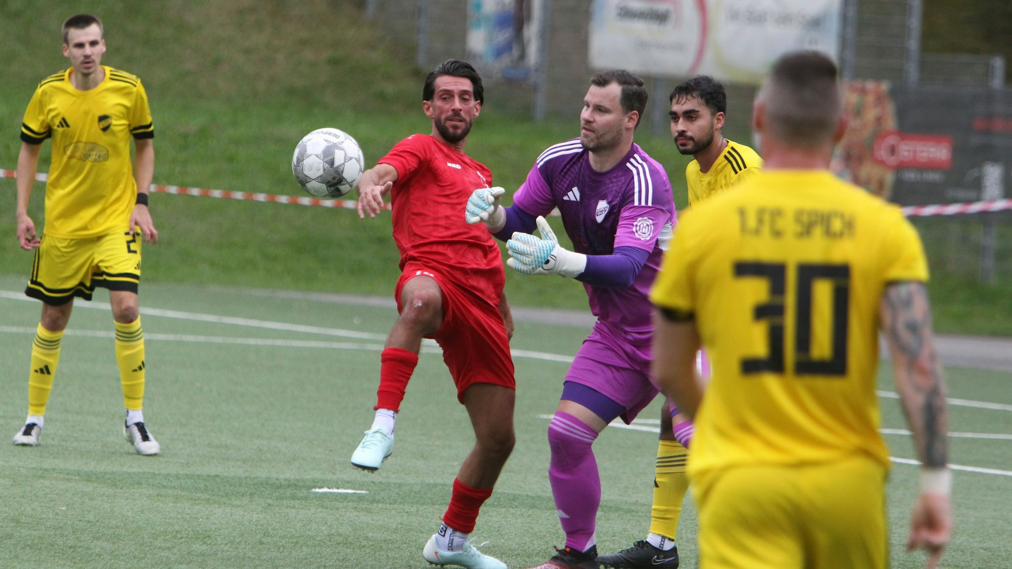 Zweikampf zwischen dem Sportfreund Marek Kalkan und dem Spicher Keeper Keeper Timo Prodöhl.