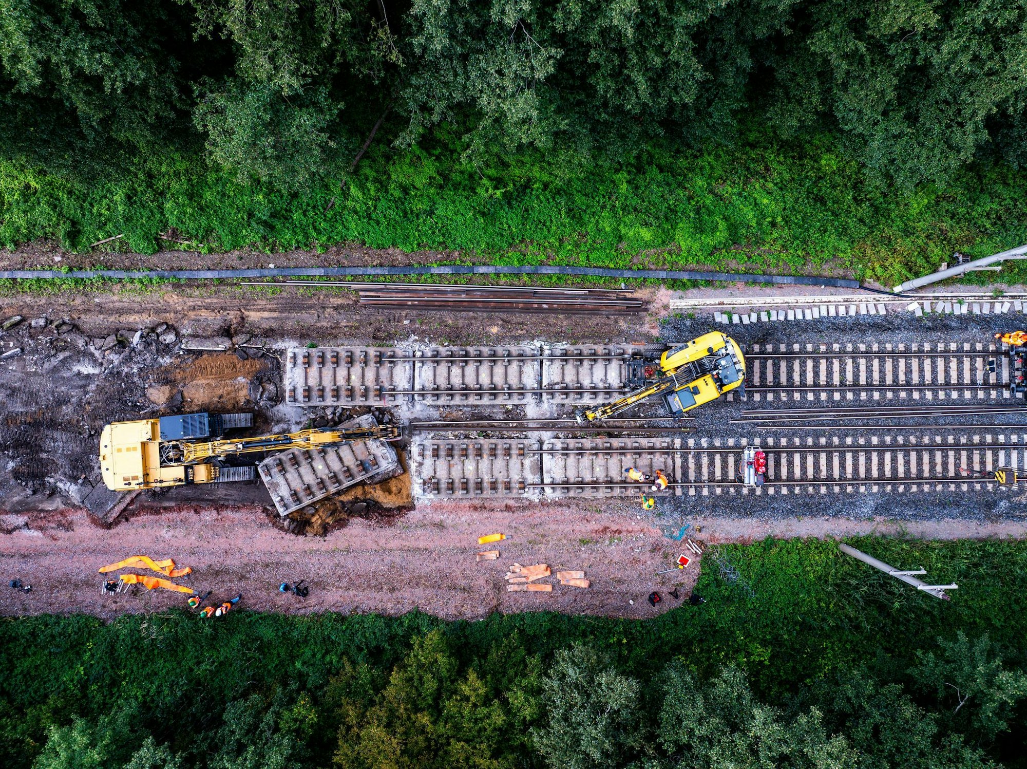 Die Bahn-Infrastruktur ist marode und bremst die Züge täglich vielerorts aus. Inzwischen wird reichlich gebaut - was der Pünktlichkeit im ersten Moment auch nicht zuträglich ist. (Archivbild)
