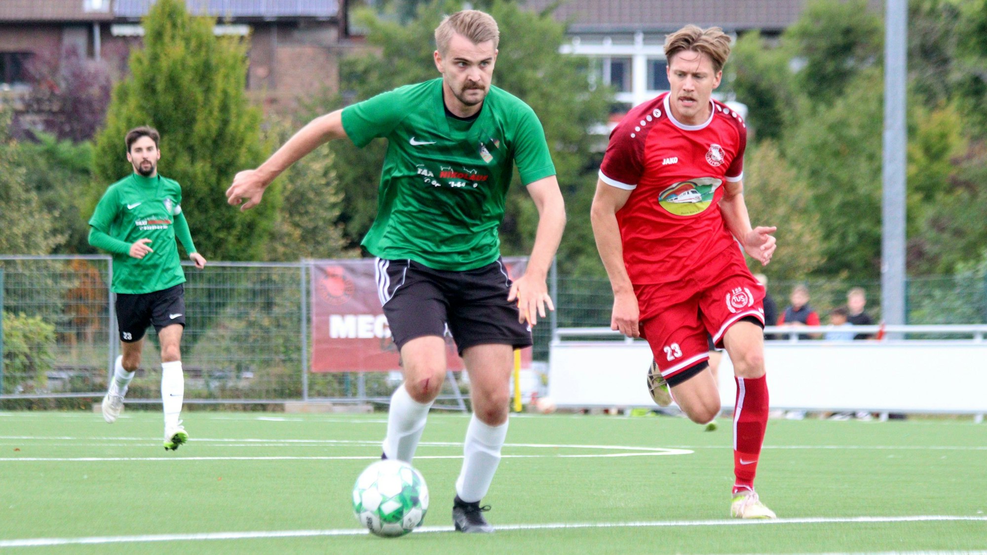 Paul Doppelfeld läuft unbedrängt aufs Tor zu und blickt hoch. Moritz Zinken kommt zu spät,