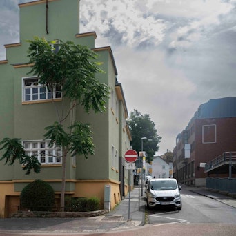 Das Casino-Gebäude an der Kaplan-Kellermann-Straße hat eine grün gestrichene Fassade mit gelbem Sockel.