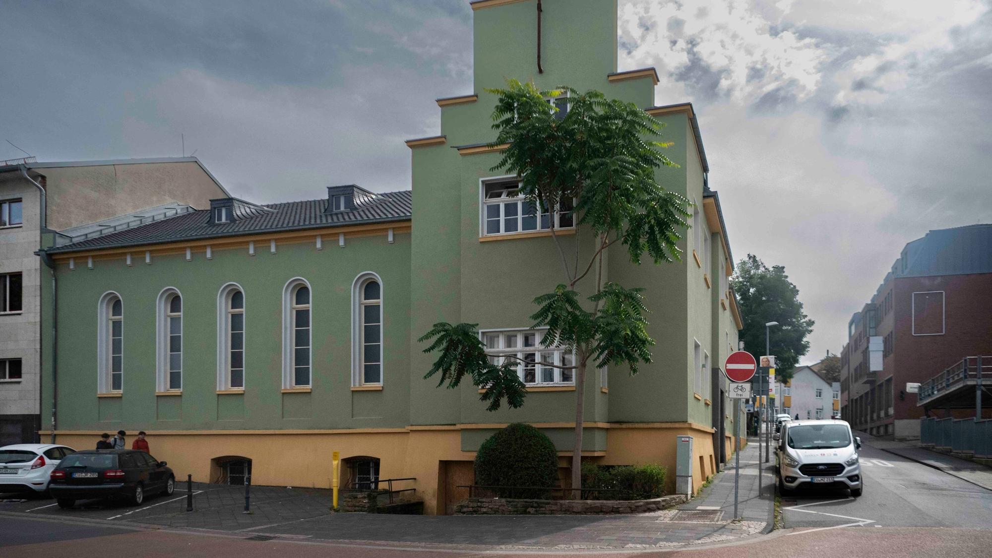 Ein Blick auf das grün angestrichene Gebäude.