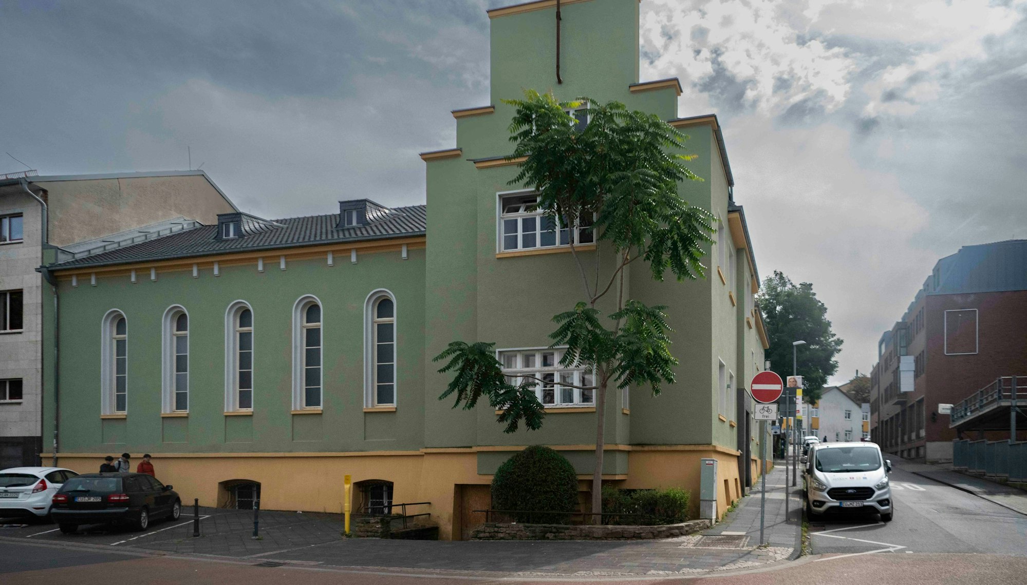 Das Casino-Gebäude an der Kaplan-Kellermann-Straße hat eine grün gestrichene Fassade mit gelbem Sockel.