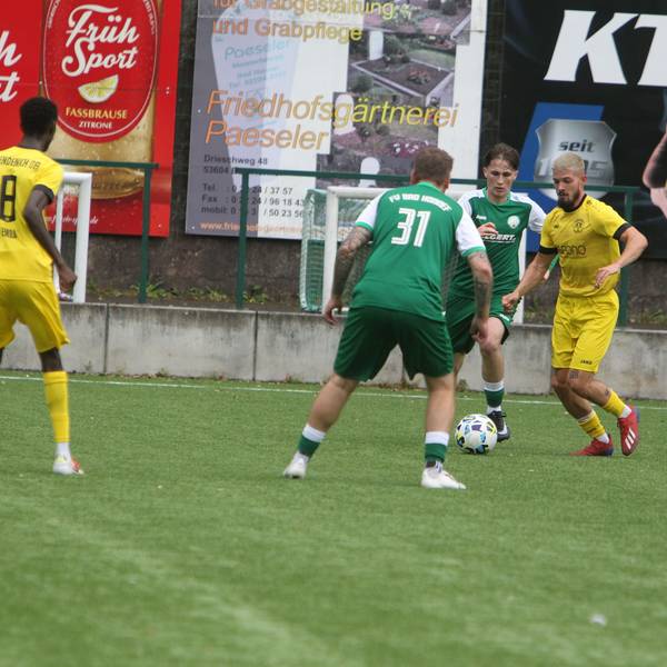 Philip Miermann (Mitte) traf gleich zweimal für den FV Bad Honnef ins Schwarze.