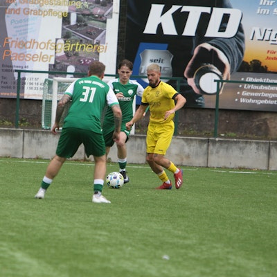 Philip Miermann (Mitte) traf gleich zweimal für den FV Bad Honnef ins Schwarze.